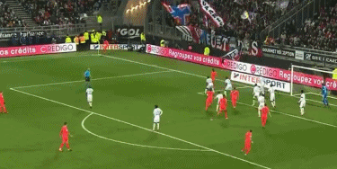 曼联4-1击败狼队，升至英超第六；米兰3-2战胜都灵，登顶积分榜。