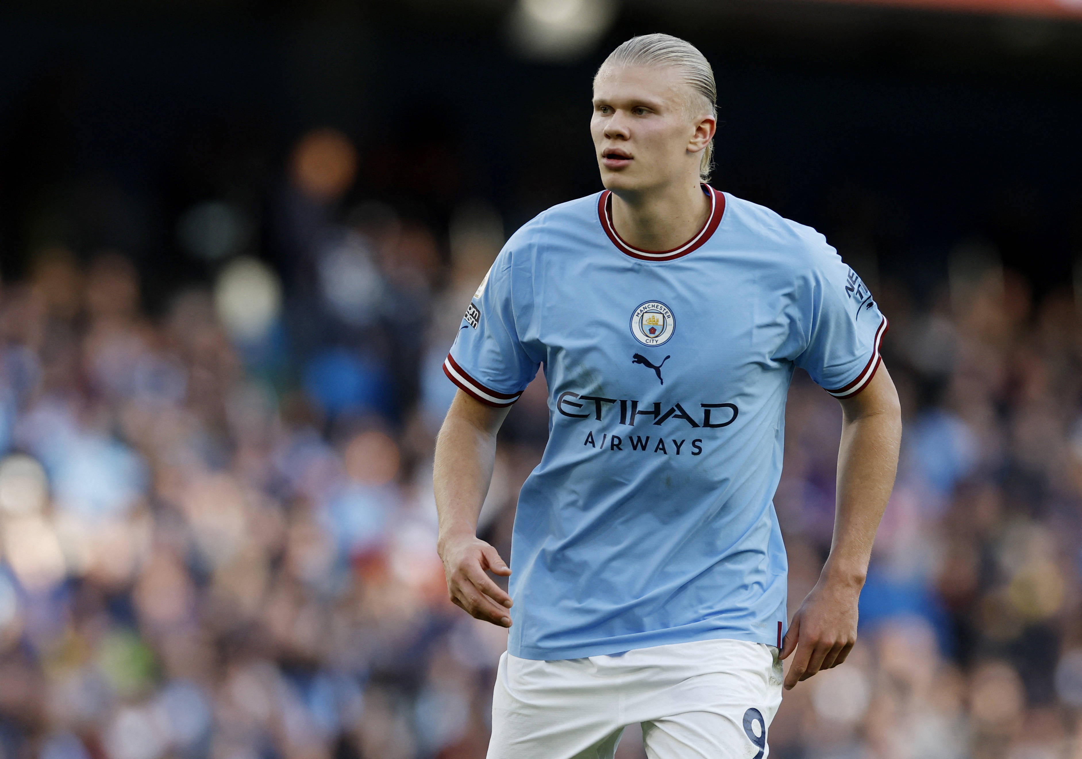 德媒：由于手指受伤，诺伊尔近两场都佩戴特制的四指手套参赛